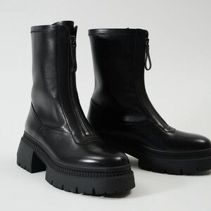 Lonza Women’s Metis Black Leather Zip Front Boots 
Size 39/8